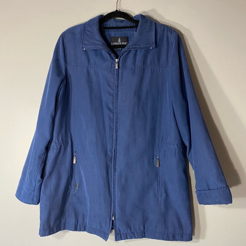 London Fog  Ladies L Blue Jacket 
Pockets on either side 
Full zip